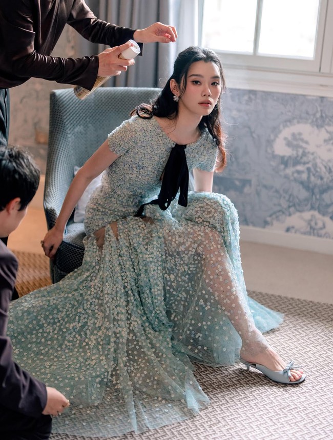 Di acara makan malam, sang model mengenakan dress biru keluaran Dior dari koleksi Spring/Summer 2026 dan aksesori mewah dari Graff.Foto: Instagram @mingxi11