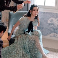 Di acara makan malam, sang model mengenakan dress biru keluaran Dior dari koleksi Spring/Summer 2026 dan aksesori mewah dari Graff.Foto: Instagram @mingxi11