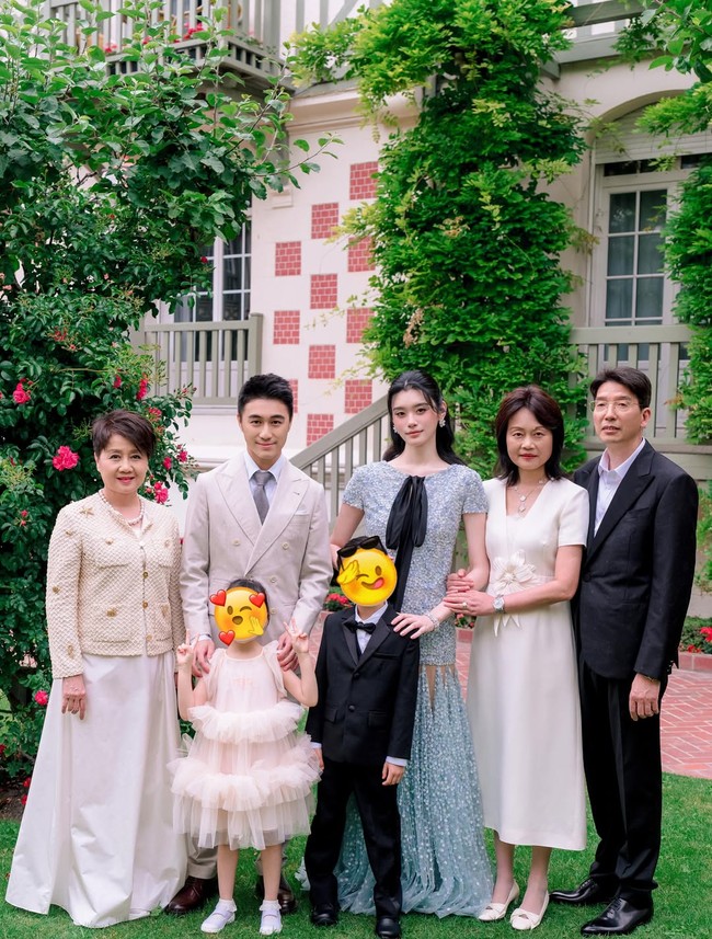 Sedangkan Mario Ho tampil dengan setelan beige dari Brunello Cucinelli. Dalam foto, Mario dan Ming terlihat sumringah merayakan cinta mereka bersama orang-orang terdekat, termasuk kedua anak dan Leong On Kei, istri keempat Stanley Ho. Foto: Instagram @mingxi11