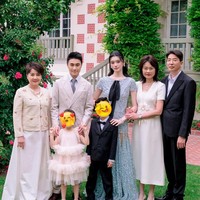 Sedangkan Mario Ho tampil dengan setelan beige dari Brunello Cucinelli. Dalam foto, Mario dan Ming terlihat sumringah merayakan cinta mereka bersama orang-orang terdekat, termasuk kedua anak dan Leong On Kei, istri keempat Stanley Ho. Foto: Instagram @mingxi11