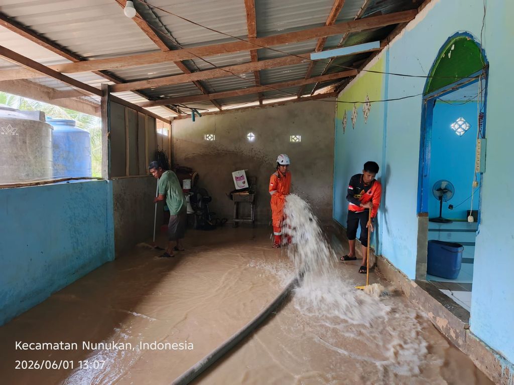 Personil gabungan melakukan pembersihan lingkungan pascabanjir di Kecamatan Nunukan Selatan, Kabupaten Nunukan, Provinsi Kalimantan Utara, pada Senin (1/6). (Dok. BPBD Kabupaten Sidenreng Rappang) Personil gabungan melakukan pembersihan lingkungan pascabanjir di Kecamatan Nunukan Selatan, Kabupaten Nunukan, Provinsi Kalimantan Utara, pada Senin (1/6). (Dok. BPBD Kabupaten Sidenreng Rappang)