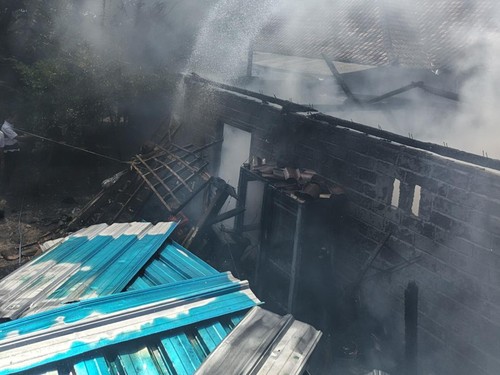 Petugas Damkar Jembrana saat melakukan proaes pemadaman api yang membakar dapur milik warga di Kelurahan Baler Bale Agung, Kecamatan Negara, Kabupaten Jembrana, Bali, Selasa (2/6/2026). (Damkar Jembrana)
