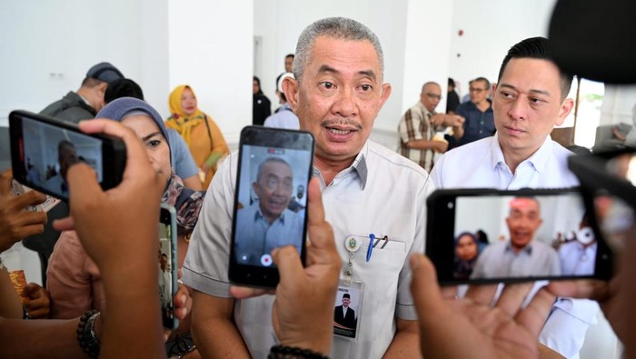Pj Sekda Sumut Sulaiman Harahap saat doorstop usai konferensi pers di Kantor Gubernur