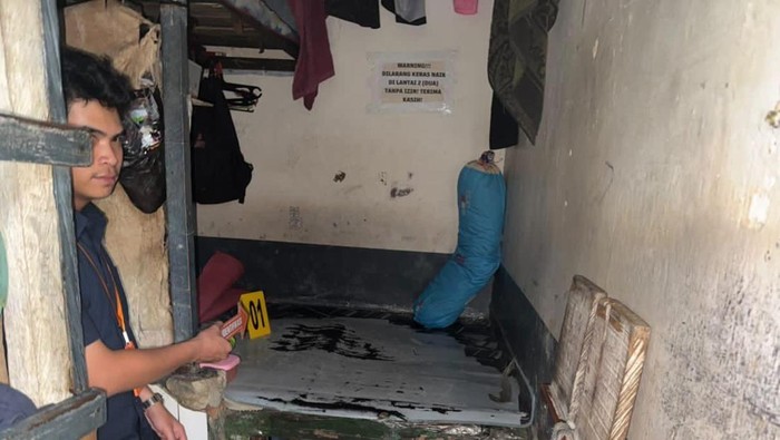 Polisi melakukan olah TKP seorang napi meninggal di Rutan Kelas IIA Kendari.
