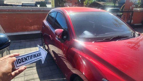 Polisi mengidentifikasi kasus perampasan mobil dokter di Jalan Tukad Barito Timur, Denpasar, Minggu (31/5/2026). (Istimewa)