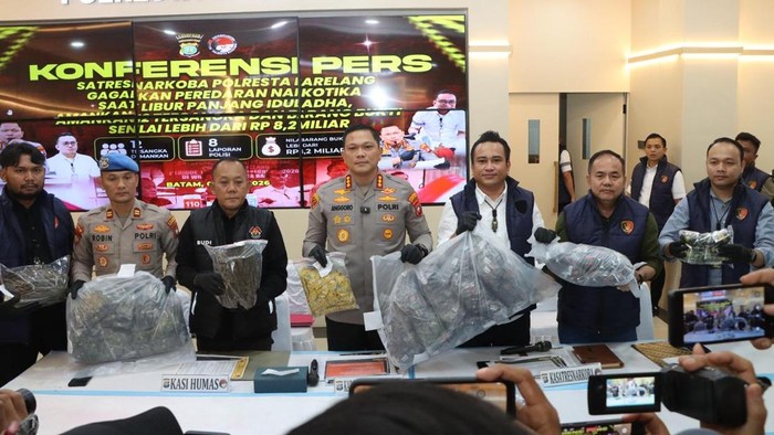 Polisi menunjukkan barang bukti yang diamankan.