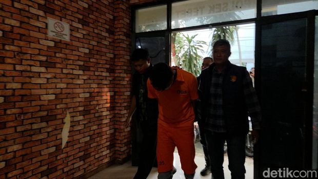Polsek Tebet menangkap maling motor viral yang bermodus menjaminkan iPhone 17 Pro Max dan Samsung Z Fold yang ternyata replika (Taufiq/detikcom) Polsek Tebet menangkap maling motor viral yang bermodus menjaminkan iPhone 17 Pro Max dan Samsung Z Fold yang ternyata replika (Taufiq/detikcom)