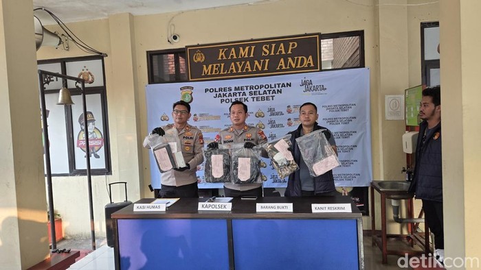 Polsek Tebet menangkap maling motor viral yang bermodus menjaminkan iPhone 17 Pro Max dan Samsung Z Fold yang ternyata replika. (Taufiq/detikcom)