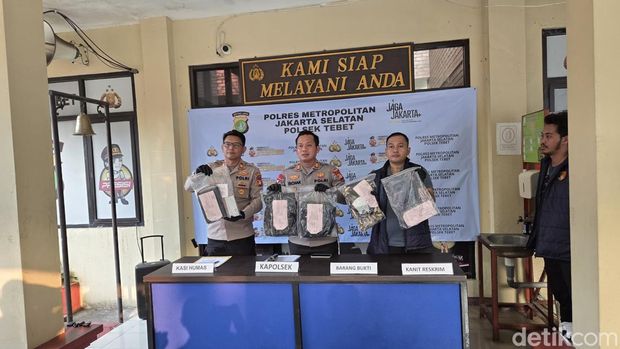 Polsek Tebet menangkap maling motor viral yang bermodus menjaminkan iPhone 17 Pro Max dan Samsung Z Fold yang ternyata replika (Taufiq/detikcom) Polsek Tebet menangkap maling motor viral yang bermodus menjaminkan iPhone 17 Pro Max dan Samsung Z Fold yang ternyata replika (Taufiq/detikcom)
