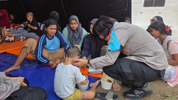 Polwan Jaga Jakarta berbareng jejeran Polres Metro Jakpus menyalurkan support sosial kepada penduduk terdampak kebakaran di area Pasar Jiung, Kecamatan Kemayoran. (dok Istimewa)