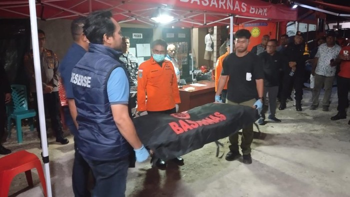 Potongan tubuh diduga korban ledakan bom di Biak Numfor diserahkan ke Tim DVI Polda Papua untuk diidentifikasi.