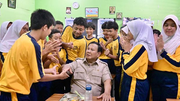 Presiden Prabowo Subianto meninjau penyelenggaraan Program Makan Bergizi Gratis (MBG) di Sekolah Menengah Pertama Negeri (SMPN) 111 Jakarta.