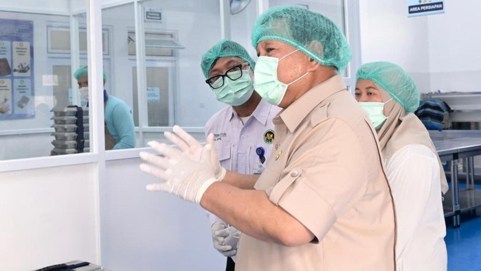 Presiden Prabowo Subianto meninjau Satuan Pelayanan Pemenuhan Gizi (SPPG) di Palmerah, Jakarta