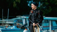 Jadi aku nggak diterima gara-gara aku kenal Red Bull Indonesia, nggak. Aku nggak kenal sama sekali. Aku belum pernah juga diendorse Red Bull, atau followers aku, mereka nggak peduli followers aku. Mereka tahu followers aku ketika aku jadi rescue diver, tegasnya. Foto: Instagram @prillylatuconsina96