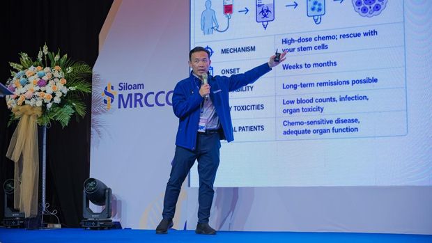 Prof. William Hwang Ying Khee, MBBS, M Med, MRCP, FAMS menyampaikan paparan di Siloam Oncology Summit.