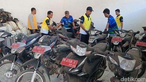 Puluhan kendaraan roda dua milik Pemkab Lombok Tengah yang akan dilelang