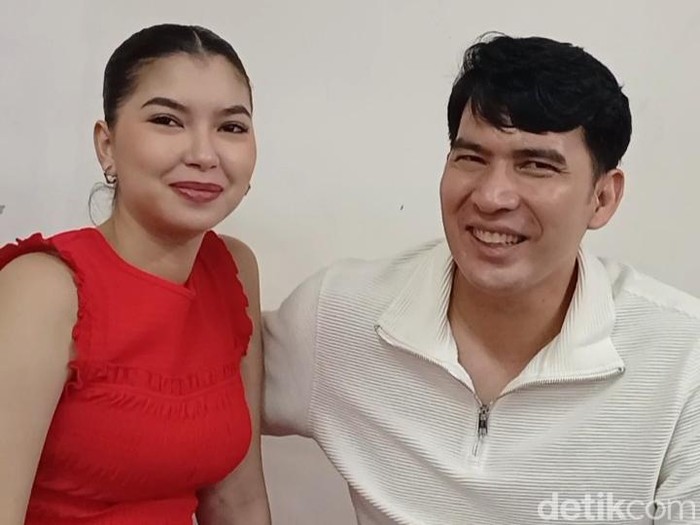 Ridho Ilahi dan istrinya saat ditemui di kawasan Trans TV.