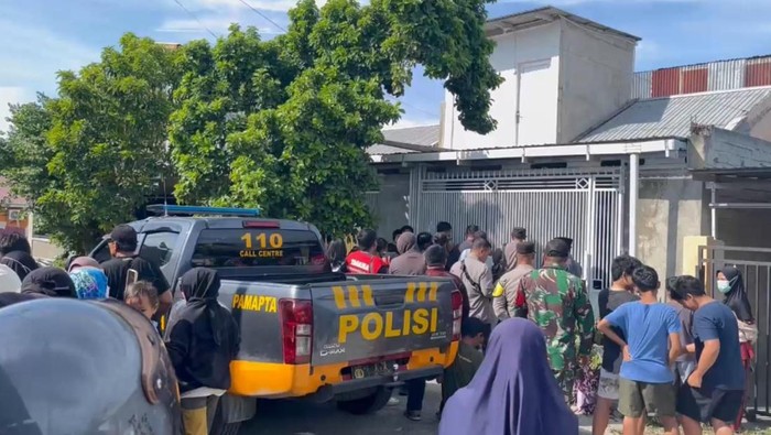 Rumah mantan polwan yang menganiaya tetangganya di Sigi digeruduk massa.