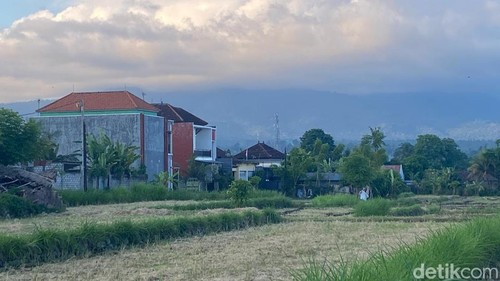 Salah satu lahan sawah yang kini banyak dijadikan bangunan rumah atau kos-kosan di wilayah Kecamatan Karangasem, Selasa (2/6/2026). (foto: I Wayan Selamat Juniasa)