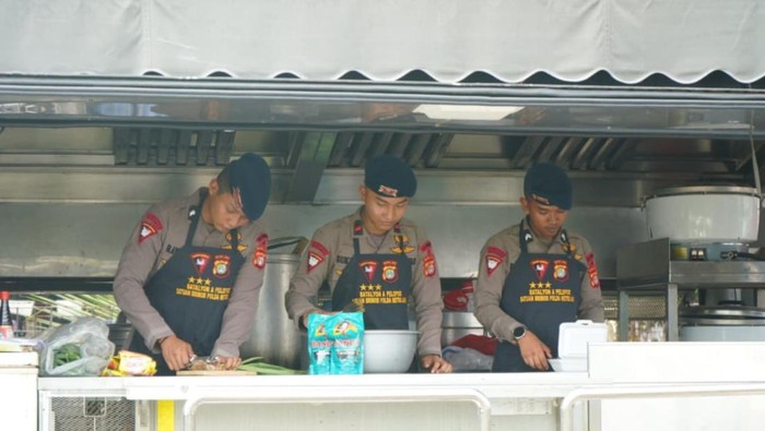 Satbrimob Polda Metro Jaya mendirikan dapur lapangan untuk membantu warga terdampak kebakaran di kawasan Kemayoran, Jakarta Pusat (Dok istimewa).