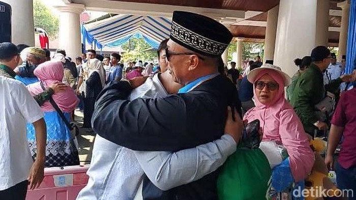 Seorang jemaah haji berpelukan dengan anggota keluarganya di Pendopo Indramayu, Selasa (2/6/2026).