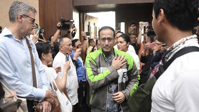 Terdakwa kasus dugaan korupsi pengadaan Chromebook dalam program digitalisasi pendidikan di Kemendikbudristek Nadiem Anwar Makarim (kanan) memeluk istrinya Franka Franklin seusai menyampaikan pledoi (nota pembelaan) saat sidang di Pengadilan Tipikor, Jakarta, Selasa (2/6/2026). Dalam pledoinya Nadiem menyampaikan para ahli dan saksi fakta telah menyebutkan tidak ada unsur kerugian negara, perlawanan hukum, memperkaya diri sendiri atau orang lain, hingga niat jahat dalam kasusnya. ANTARA FOTO/M Risyal Hidayat/tom.