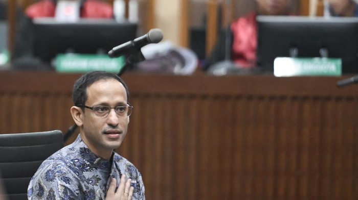 Terdakwa kasus dugaan korupsi pengadaan Chromebook dalam program digitalisasi pendidikan di Kemendikbudristek Nadiem Anwar Makarim (kanan) memeluk istrinya Franka Franklin seusai menyampaikan pledoi (nota pembelaan) saat sidang di Pengadilan Tipikor,