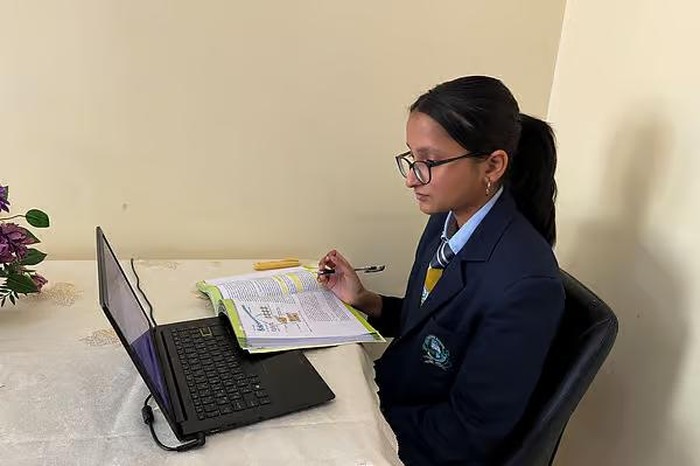 Siswa di UEA ikut ujian dari rumah dengan wajib kamera on.