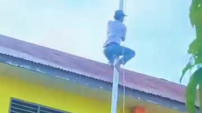 Tangkapan layar momen siswa MAN 1 Medan manjat tiang saat Upacara Hari Lahir Pancasila