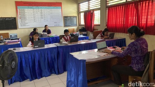 Siswa SDN 2 Tihingan tengah melaksanakan uji coba OSN di ruang guru, di Desa Tihingan, Kecamatan Banjarangkan, Klungkung, Bali, Selasa (2/6/2026).