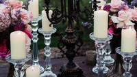 Tak hanya menu makanannya yang cantik, hiasan lilin dan bunga di meja makan ini juga tampak spesial dan menambah kesan romantis. Foto: Instagram @syifahadju