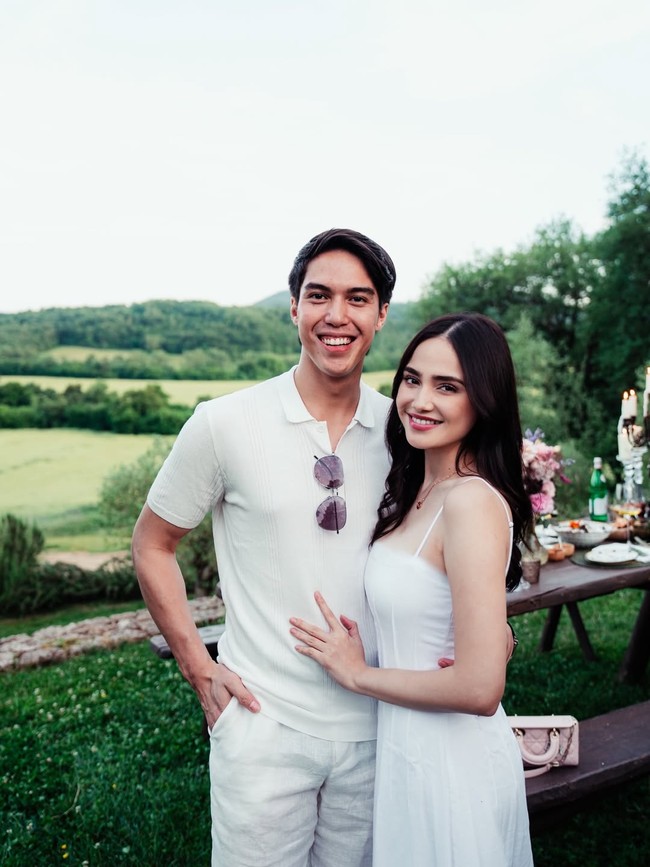 Sebelumnya kemesraan Syifa dan El juga terlihat saat keduanya dinner romantis merayakan ulang tahun El di Tuscany, Italia. Keduanya kompak kenakan busana warna putih senada. Foto: Instagram @syifahadju