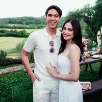 Sebelumnya kemesraan Syifa dan El juga terlihat saat keduanya dinner romantis merayakan ulang tahun El di Tuscany, Italia. Keduanya kompak kenakan busana warna putih senada. Foto: Instagram @syifahadju