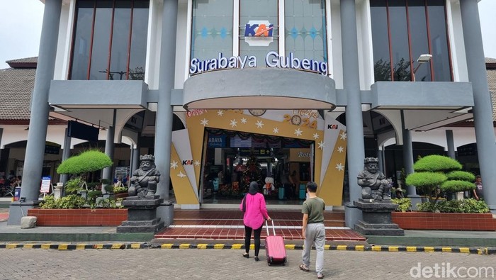 Suasana di Stasiun Gubeng Surabaya.