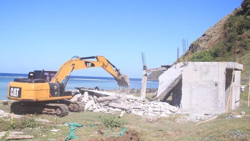 Suasana pembongkaran bangunan resort pelanggar batas sempadan pantai di Desa Buwun Mas, Kecamatan Sekotong, Lombok Barat, Minggu (31/5/2026). (Dok. Dinas PUPR-PKP Lombok Barat)