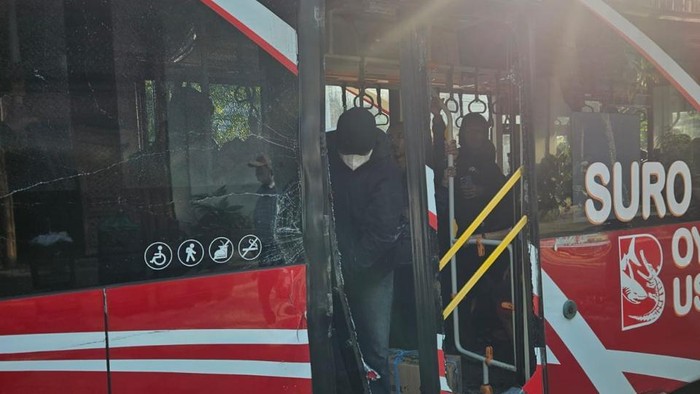 Kaca pintu Suroboyo Bus pecah gegara senggol dump truk parkir