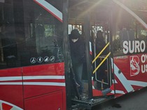 Senggol Dump Truk Parkir, Kaca Pintu Suroboyo Bus Pecah