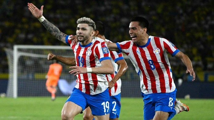 Paraguays forward #19 Julio Enciso (L) celebrates next to teammate midfielder #08 Diego Gomez after scoring his team second goal during the 2026 FIFA World Cup South American qualifiers football match between Colombia and Paraguay at the Metropolitano Roberto Melendez stadium in Barranquilla, Colombia, on March 25, 2025. (Photo by Luis ACOSTA / AFP)