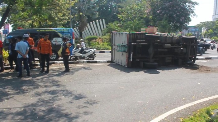 Truk boks muat sempako terguling di bundaran Taman Pelangi Surabaya