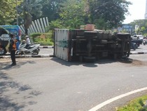 Hari Pertama Kerja, Sopir Truk Terguling di Bundaran Pelangi Surabaya