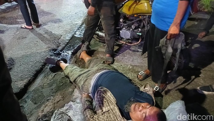 Tukang becak tak sadarkan diri di Medan, diduga dipukul penumpang. (Juita Sinuhaji/detikSumut)