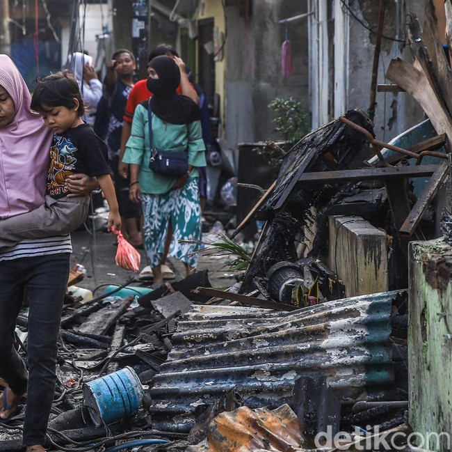 Usai Kebakaran Hebat, Warga Kembali Cari Harta yang Tersisa di Tengah Puing