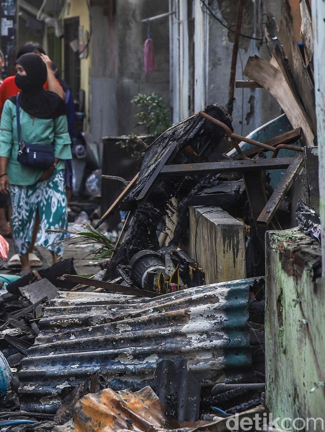 Usai Kebakaran Hebat, Warga Kembali Cari Harta yang Tersisa di Tengah Puing