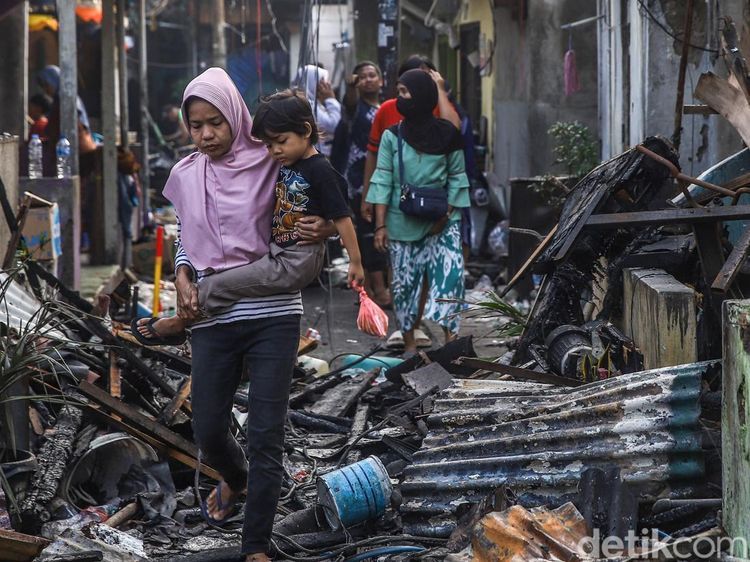 Usai Kebakaran Hebat, Warga Kembali Cari Harta yang Tersisa di Tengah Puing