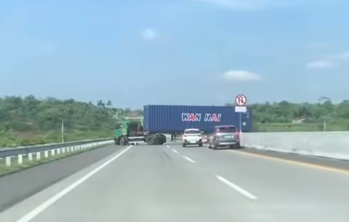 Penampakan truk trailer yang nekat putar balik di Tol Semarang-Solo, Selasa (2/6/2026).