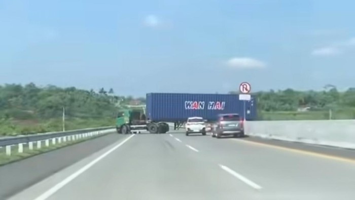 Penampakan truk trailer yang nekat putar balik di Tol Semarang-Solo, Selasa (2/6/2026).