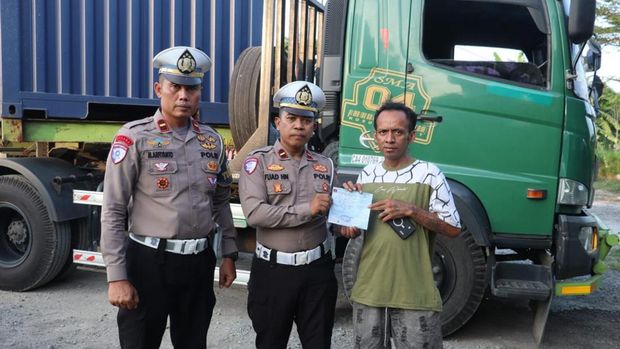 Viral di Semarang Pengemudi truk trailer yang memutar balik di Tol Semarang-Solo Km 470 ditilang polisi, Selasa (2/6/2026).