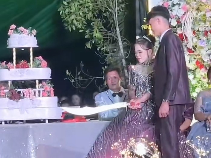 Viral di TikTok, aksi unik pasangan pengantin memotong kue pernikahan bertingkat memakai sebilah pedang panjang bikin heboh di Manado, Sulawesi Utara.