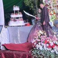 Viral Pengantin Potong Kue Pernikahan Bukan Pakai Pisau Tapi Pedang