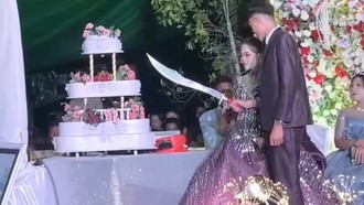 Viral Pengantin Potong Kue Pernikahan Bukan Pakai Pisau Tapi Pedang